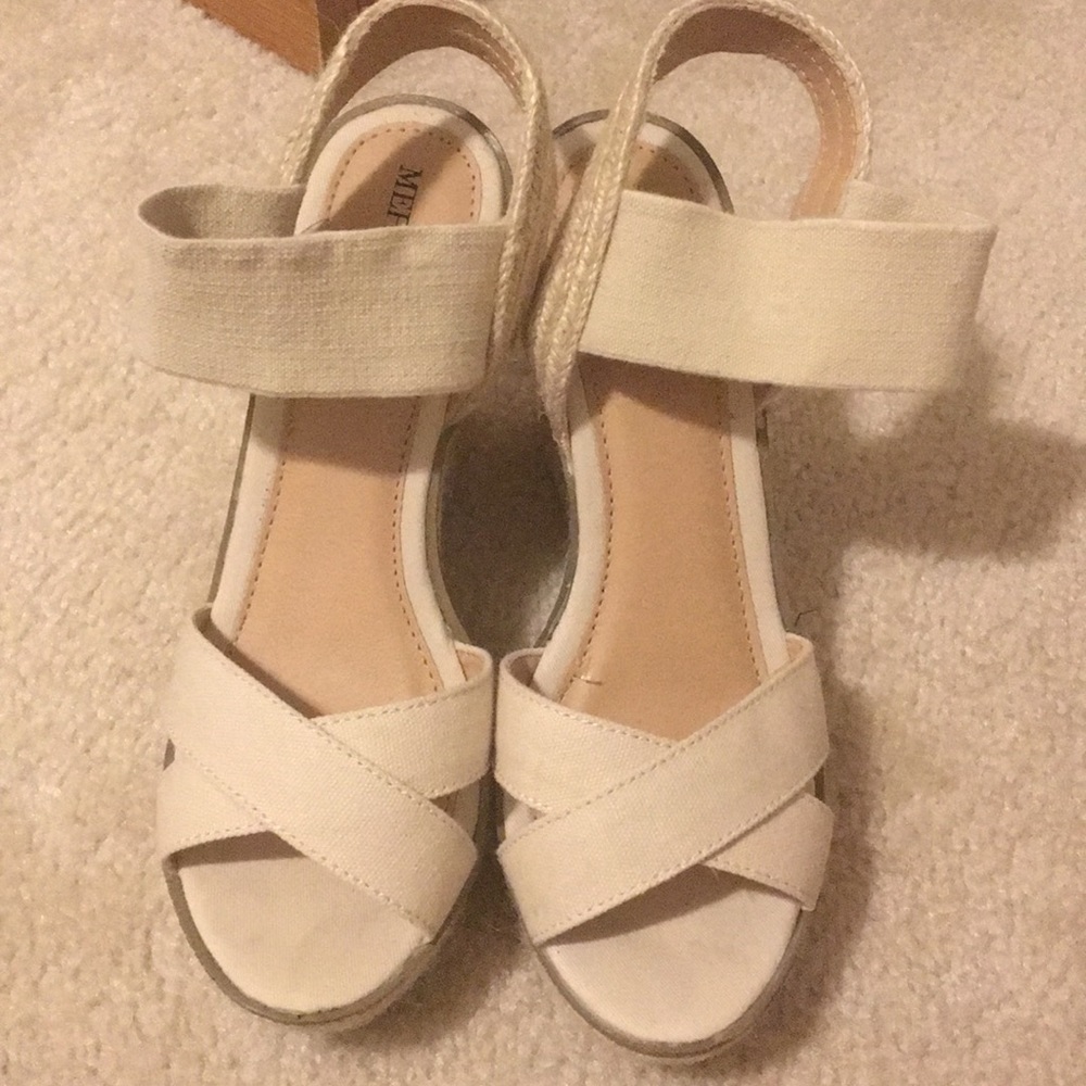 EUC Merona size 8 beige wedges.